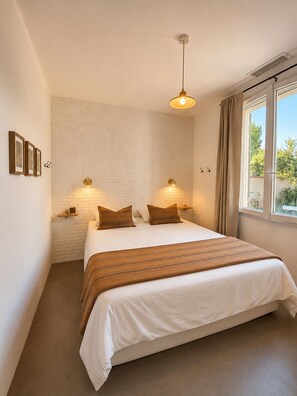 Tabla de planchar con plancha, wifi y ropa de cama