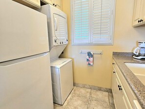 Laundry Room With Sink - Maalaea, Kanai A Nalu, Spacious 4 BR, Beachfront, Sleeps 12 (Wailuku)