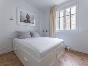 Room - Vrbo Property (Paris)
