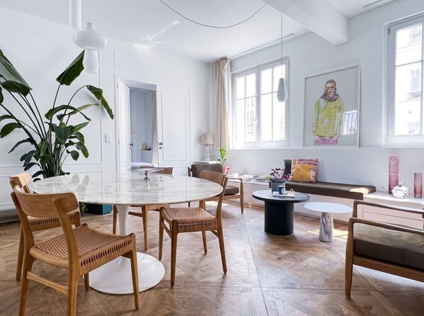 Dining - Vrbo Property (Paris)