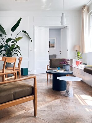 Living area - Vrbo Property (Paris)