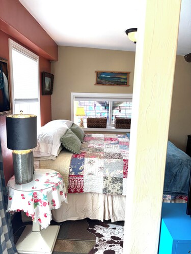 Cozy 1-bedroom cottage in tranquil Helena with AC.