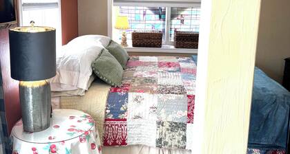 Cozy 1-bedroom cottage in tranquil Helena with AC.