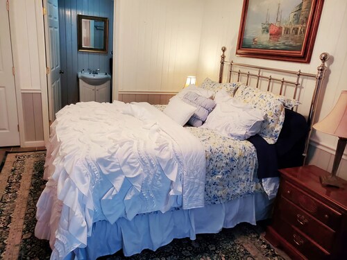 Cozy, warm & charming queen room in our lovey Bed & Breakfast