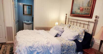 Cozy, warm & charming queen room in our lovey Bed & Breakfast