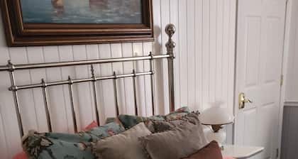 Cozy, warm & charming queen room in our lovey Bed & Breakfast
