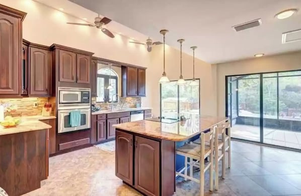 Private kitchen - On Main River 3 Bedroom Retreat (Spring Hill)