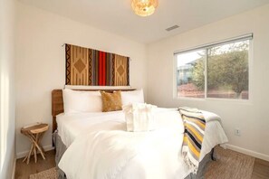 Room - 35 Grasshopper Lane, Sedona · Red Rock View, Huge Yard, Hot Tub, Fire Pit, Games (Sedona)