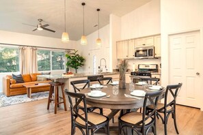 Dining - 35 Grasshopper Lane, Sedona · Red Rock View, Huge Yard, Hot Tub, Fire Pit, Games (Sedona)
