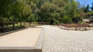 Ein friedlicher Garten mit Kiesweg, Holzzaun und Holzbank.