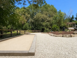 A serene garden with a gravel path, wooden fence, and a wooden bench. - Welcome to Le Jardin des Cambrettes, a 2-hectare private estate at the gate (Lattes)