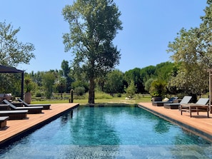 A pool area with lounge chairs and a pergola. - Welcome to Le Jardin des Cambrettes, a 2-hectare private estate at the gate (Lattes)