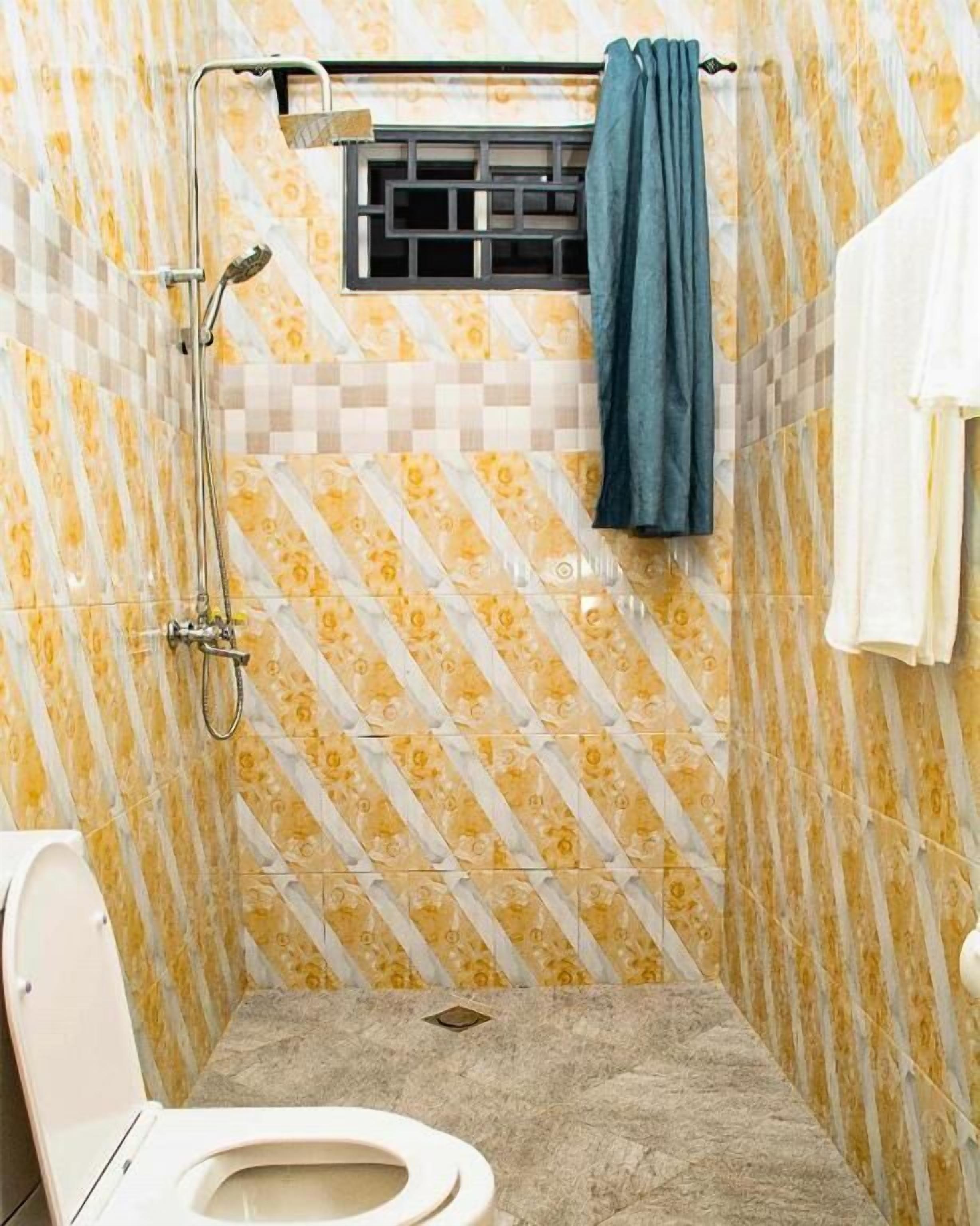Pantuflas, toallas, jabón, shampoo 