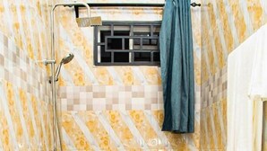 Ein Badezimmer mit Toilette, Dusche und Handtuchhalter.
