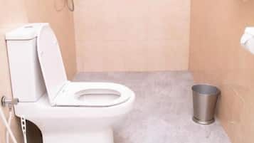 Standard Triple Room | Bathroom