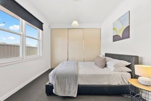 Tabla de planchar con plancha, wifi y ropa de cama 