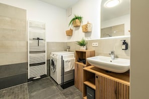 Comfort-Apartment, Stadtblick | Badezimmer | Haartrockner, Handtücher, Seife, Shampoo