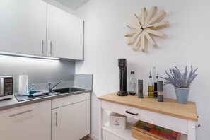 Refrigerador con freezer, microondas, horno, placa de cocina