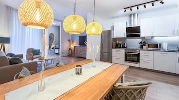 Apartamento | Cocina privada | Frigorífico grande, microondas, horno y placa de cocina