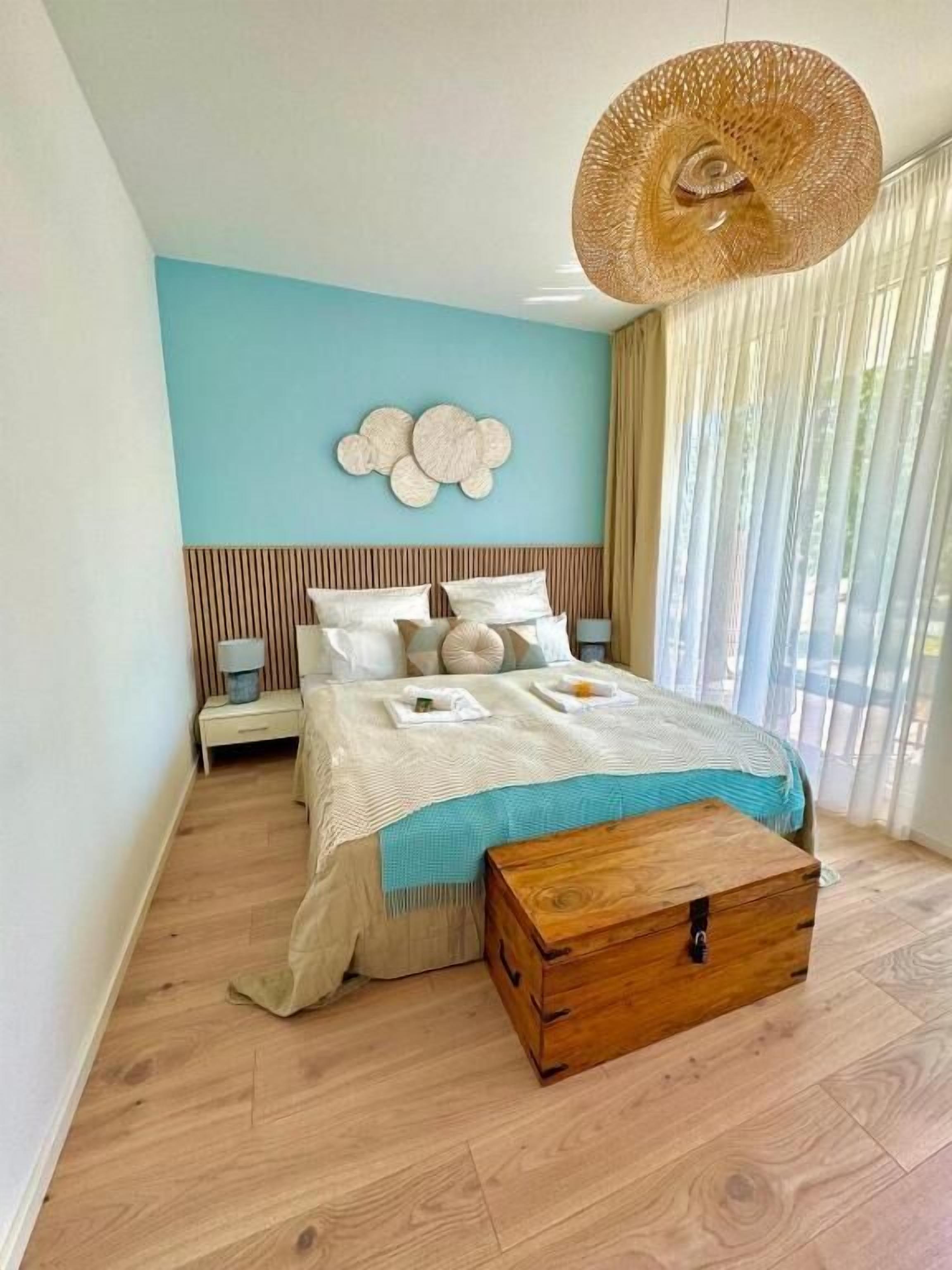 Appartement | Bureau, espace de travail pour ordinateur portable, rideaux occultants