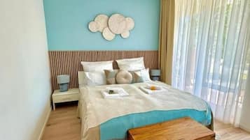 Appartement | Bureau, espace de travail pour ordinateur portable, rideaux occultants