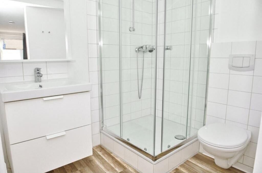 Dusche, Haartrockner, Handtücher, Toilettenpapier