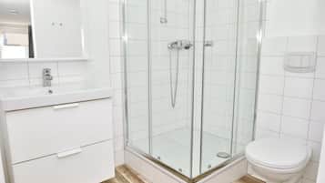 Dusche, Haartrockner, Handtücher, Toilettenpapier