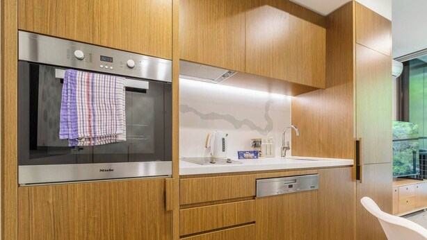 Coffee/tea maker, fridge, microwave, oven - Parque Canopy Lakeside Living with Infinity Pool (Melbourne)
