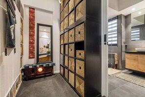 A modern interior with a fireplace, woven storage baskets, and a contemporary bathroom. - Hikari Haven Richmonds Creative Spirit near Cafs (Richmond)