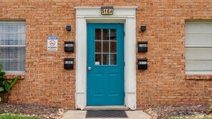 A blue door with a white frame, a brick wall, and a mailbox with the number 516A. - Budget-Friendly 2BR/2BA • Walkable to Events (Virginia Beach)