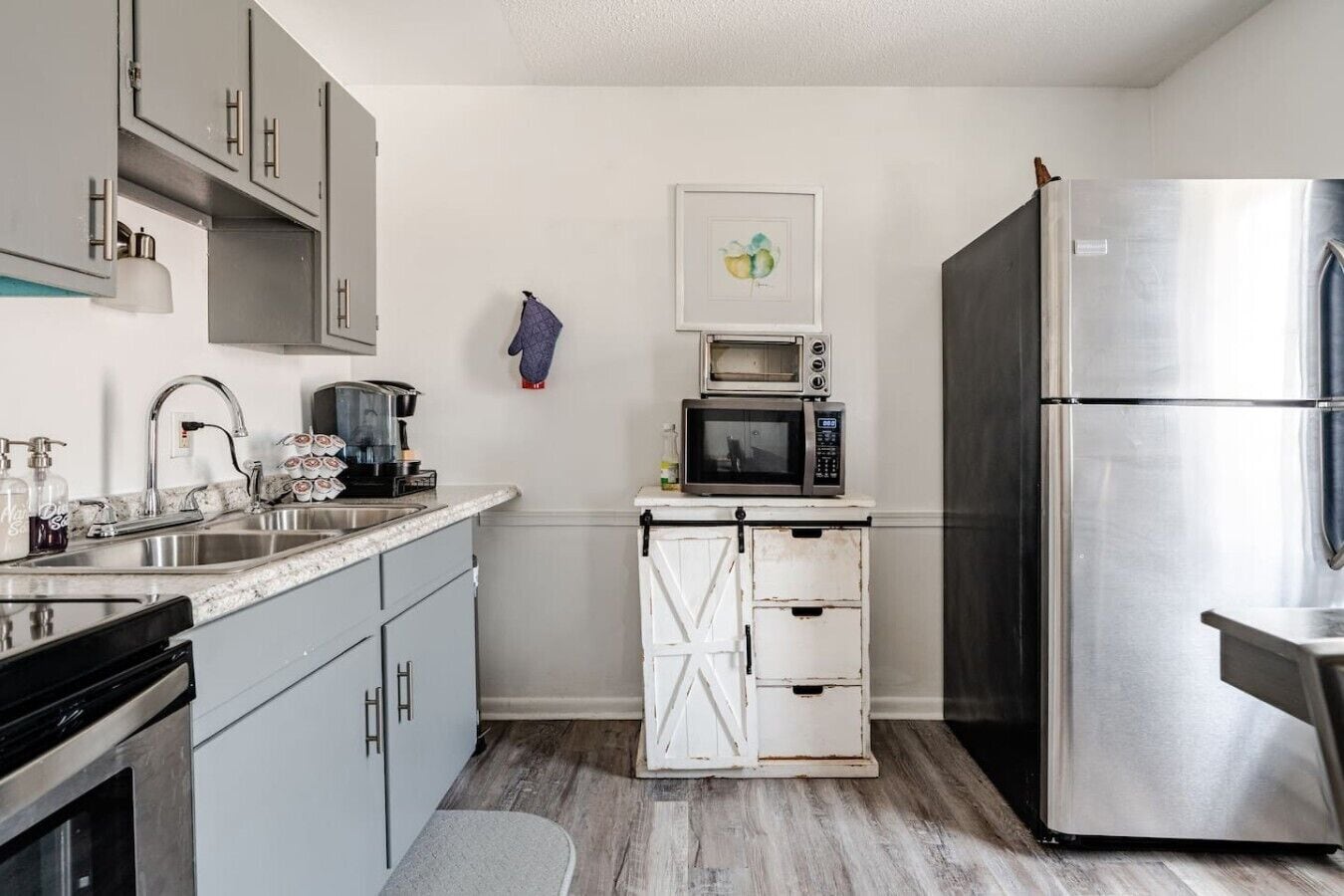 Coffee/tea maker, fridge, microwave, oven