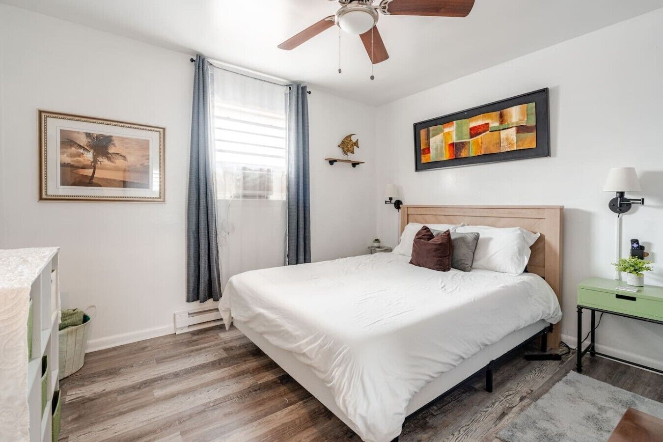 Desk, iron/ironing board, WiFi, bed sheets