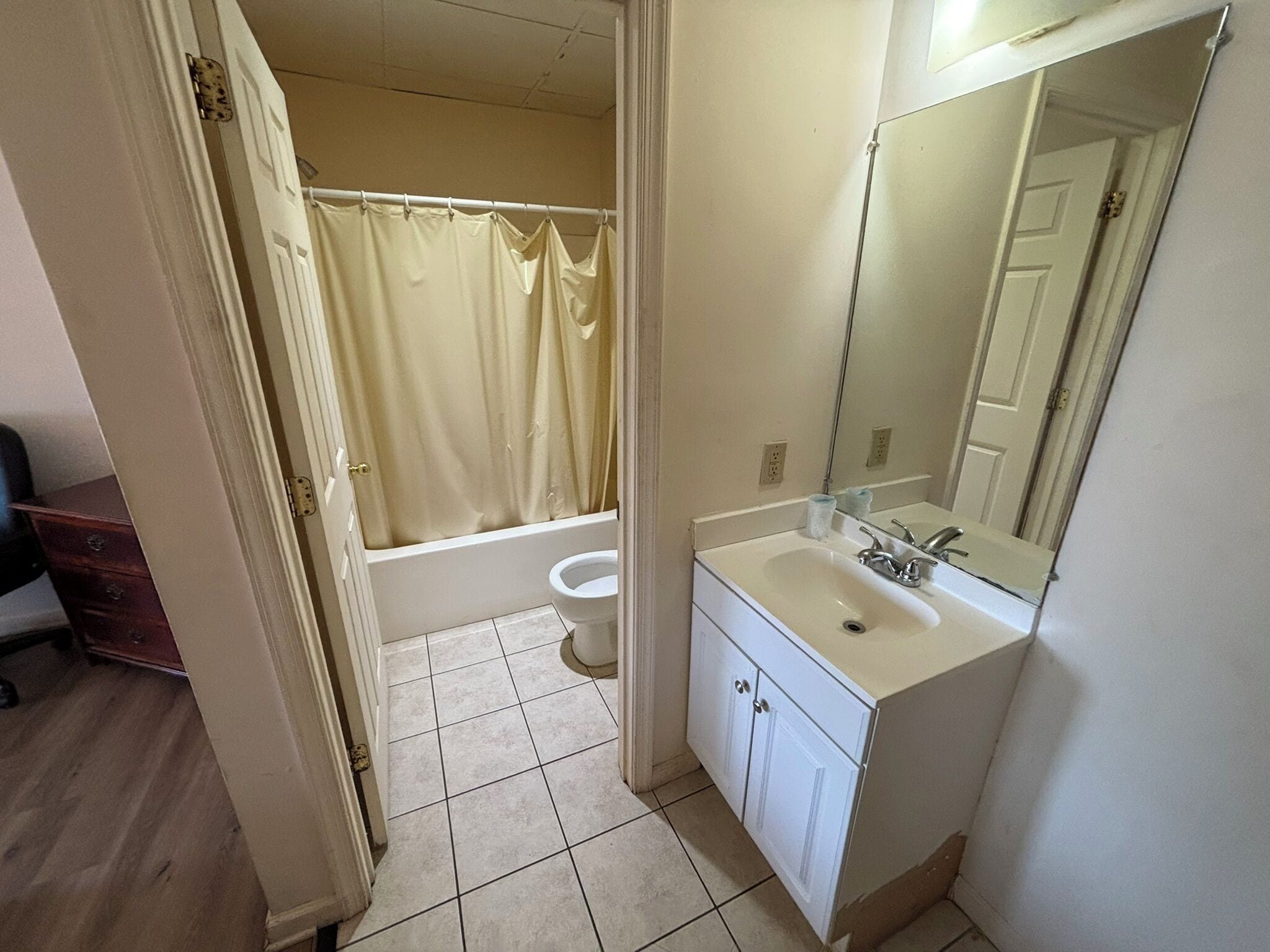 Un baño con bañera, inodoro y lavabo.
