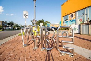 Un panneau de signalisation indiquant une voie centrale et une flèche directionnelle.