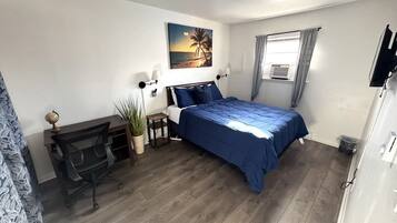 Desk, iron/ironing board, WiFi, bed sheets
