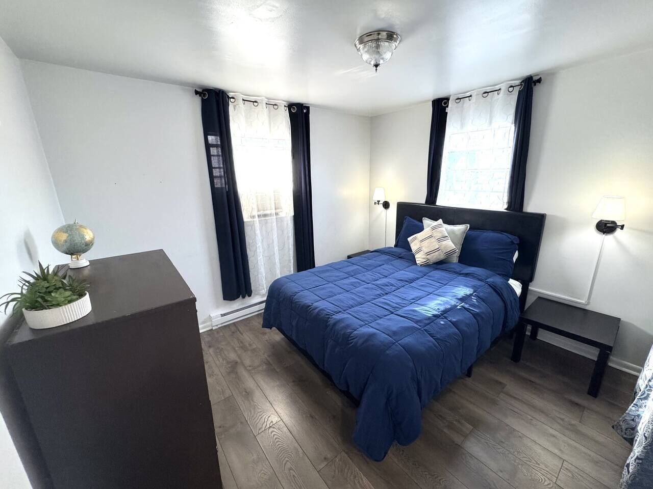 Desk, iron/ironing board, WiFi, bed sheets