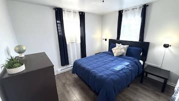 Desk, iron/ironing board, WiFi, bed sheets