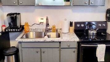 Coffee/tea maker, fridge, microwave, oven