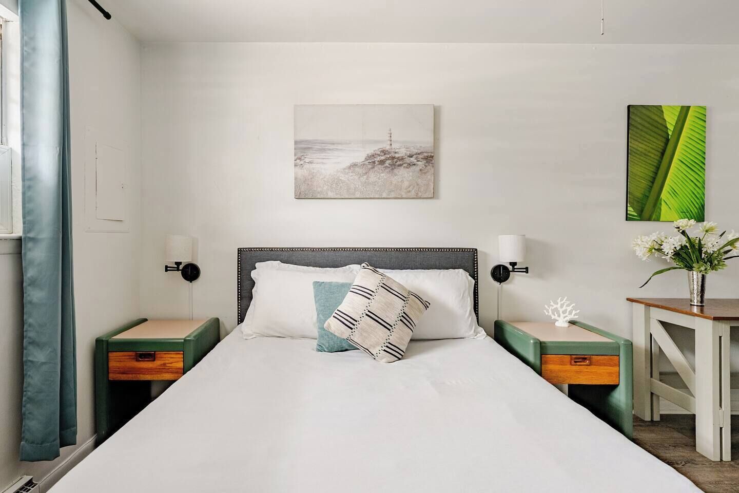 Een bureau, een strijkplank/strijkijzer, wifi, beddengoed