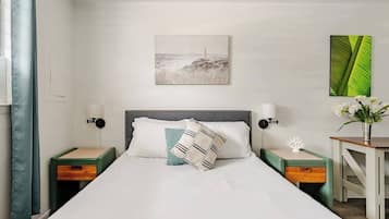 Een bureau, een strijkplank/strijkijzer, wifi, beddengoed