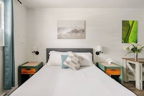 Een bureau, een strijkplank/strijkijzer, wifi, beddengoed