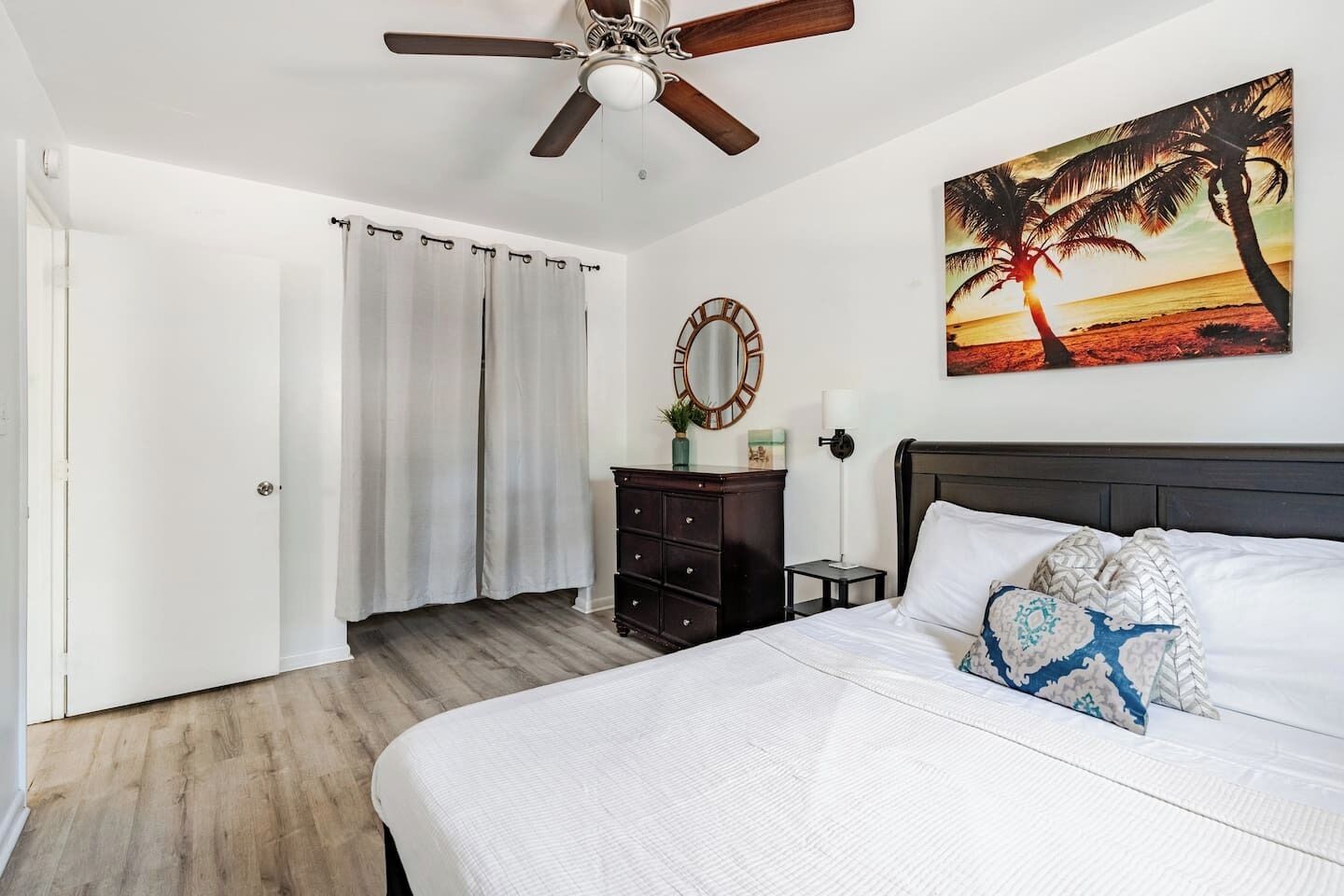 Desk, iron/ironing board, WiFi, bed sheets