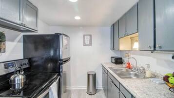 Coffee/tea maker, fridge, microwave, oven