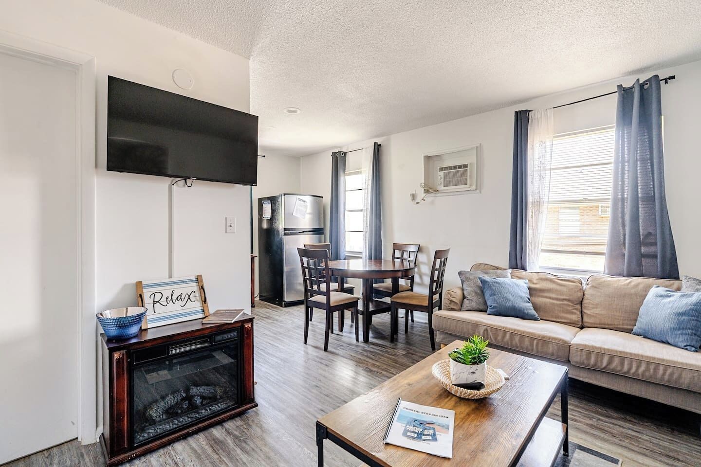 TV, fireplace