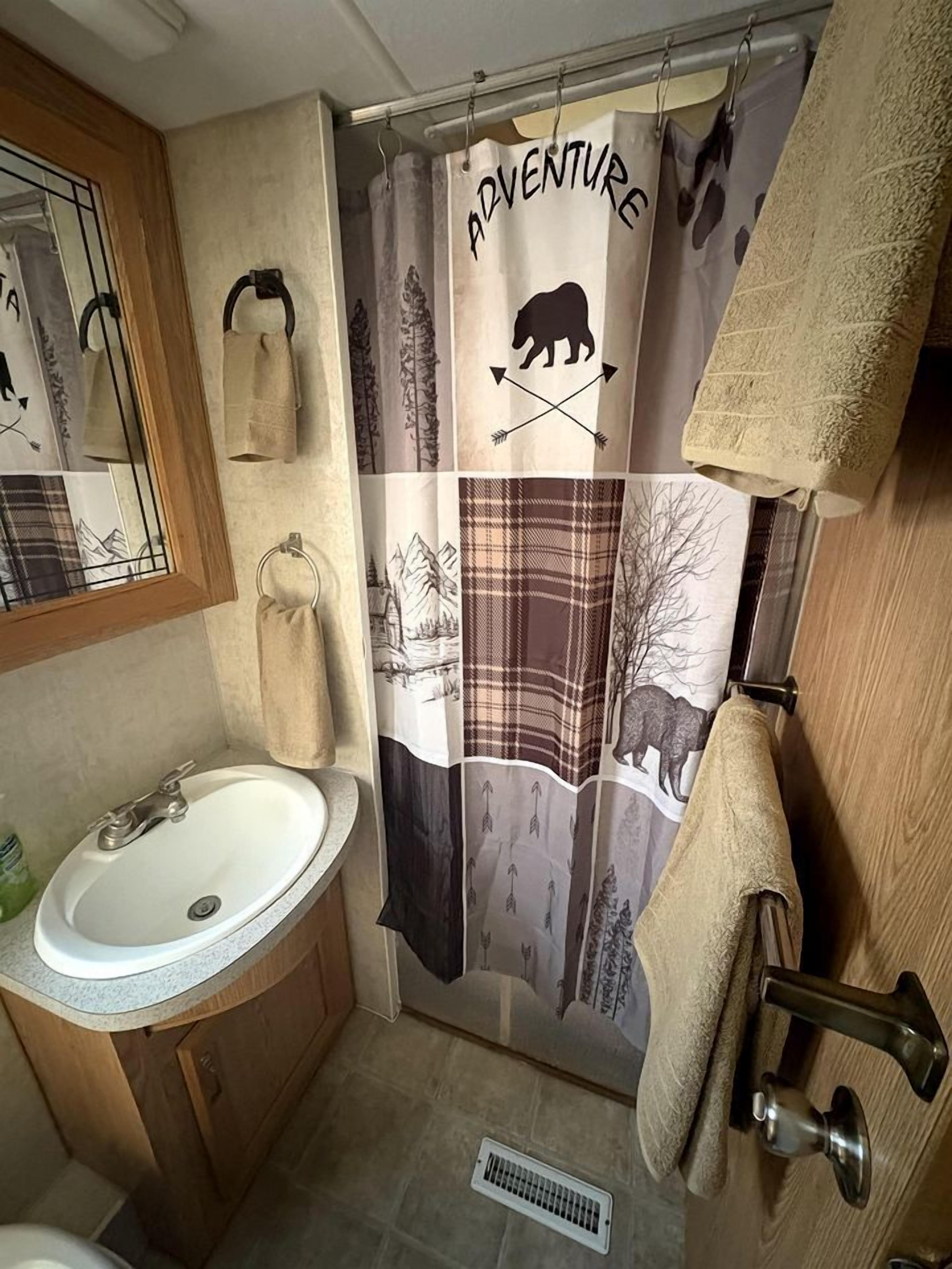 Serviettes fournies, savon, shampooing, papier de toilette
