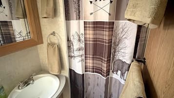 Serviettes fournies, savon, shampooing, papier de toilette