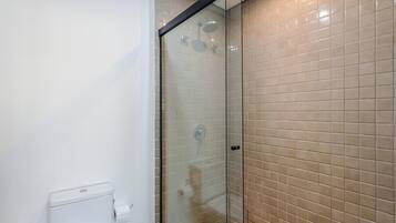 Basic Studio | Bathroom | Shower