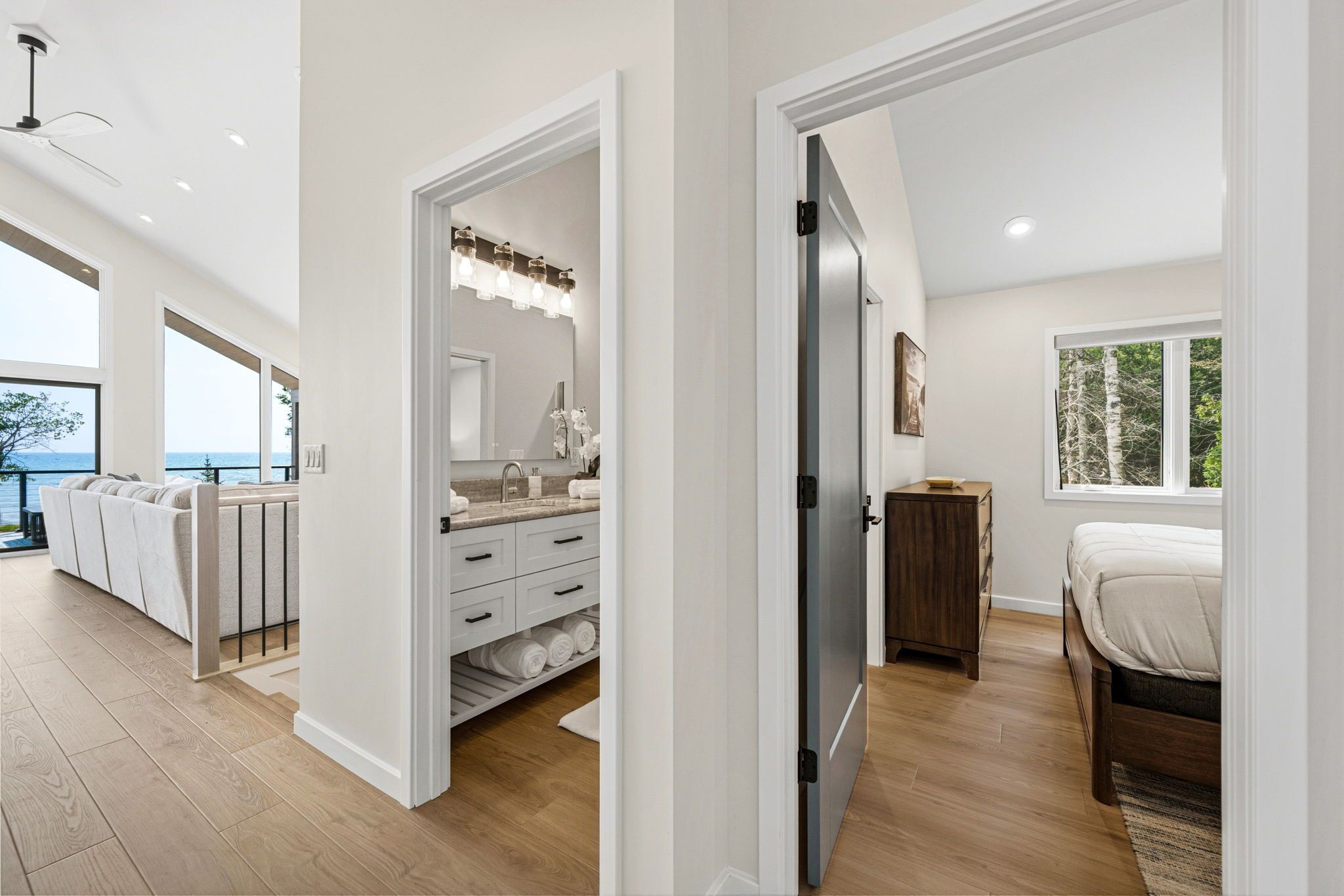 4 chambres, fer et planche à repasser, lit de bébé portatif