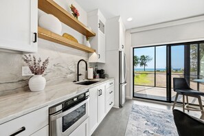 Una cucina moderna con piani di lavoro in marmo, lavastoviglie e forno integrato.