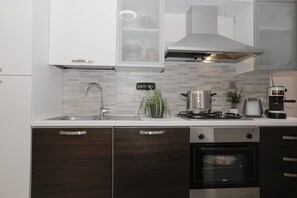 Una cucina moderna con lavello, fornello e forno.